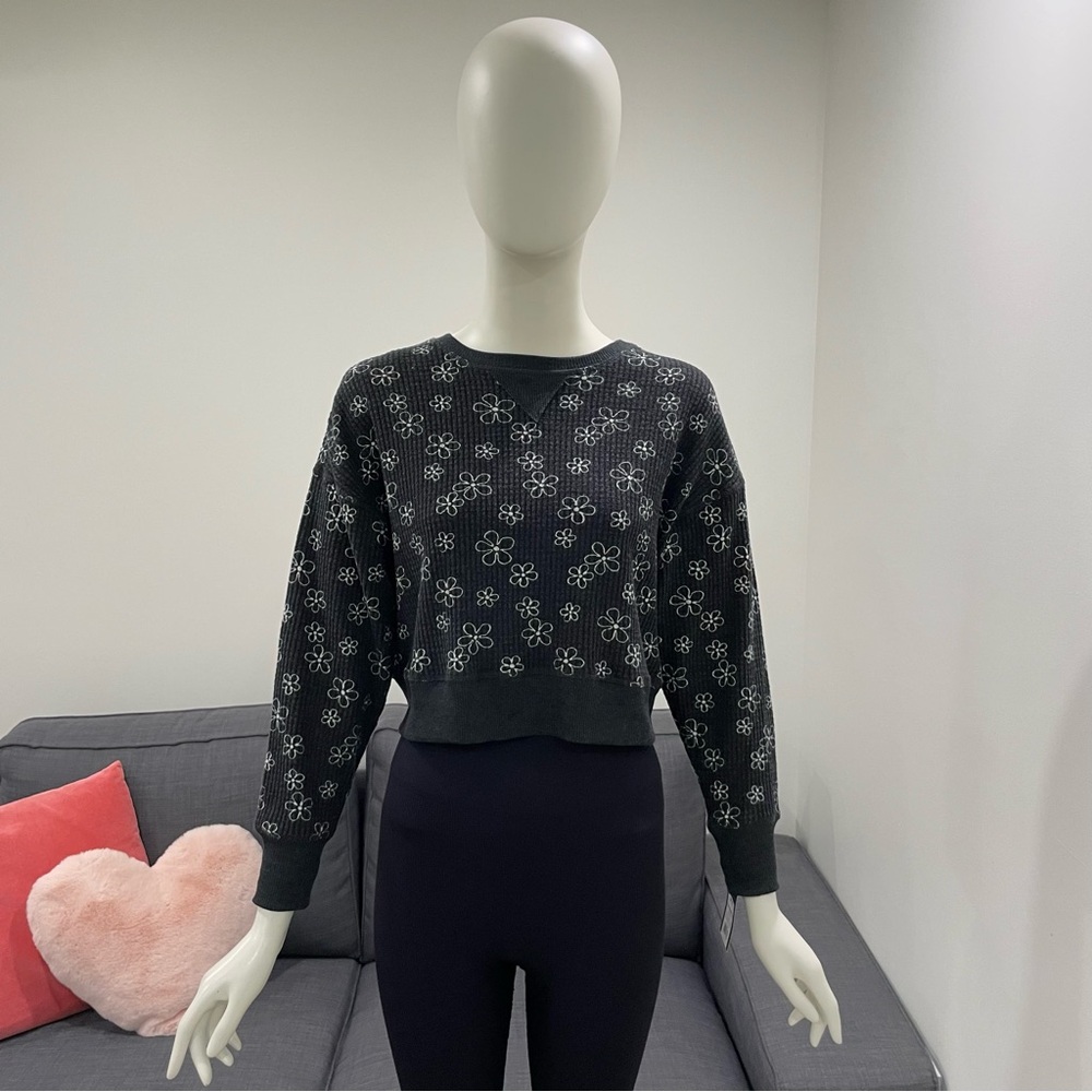 NWT ART CLASS Cropped Crewneck Waffle Pullover Flower Print Top Size M Juniors